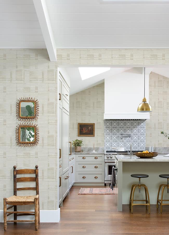 Empire Papier Peint - Modern white kitchen with textured wallpaper for a fresh, stylish look.