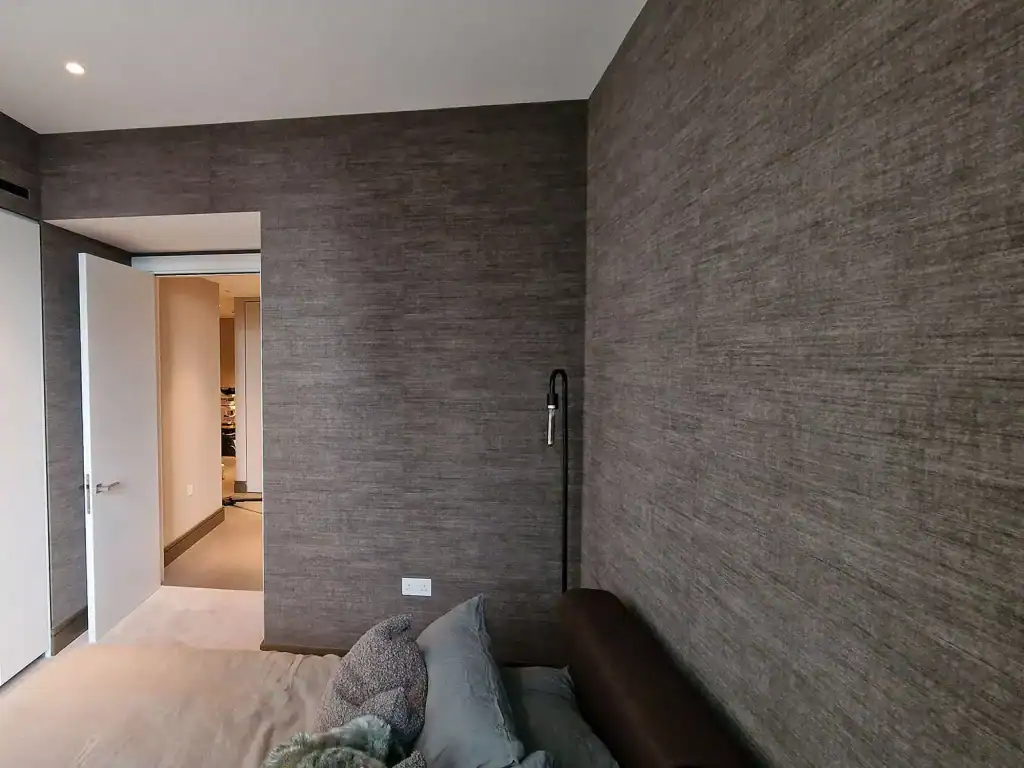 Mur gris foncé Empire Papier Peint pour un salon contemporain.