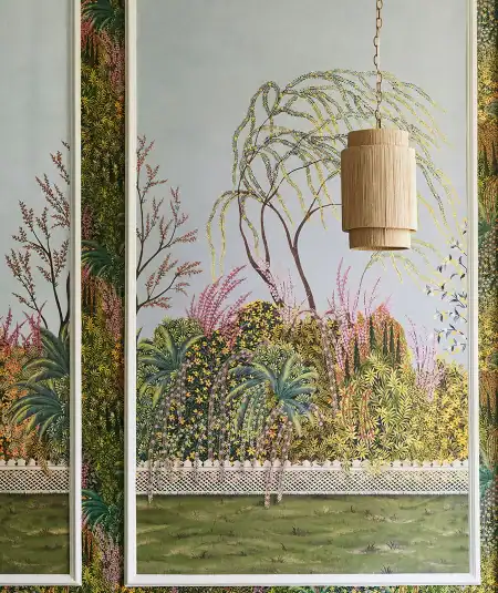 Vue d'ensemble du décor Reverie illustrant la perspective onirique et la richesse des détails botaniques peints à la main