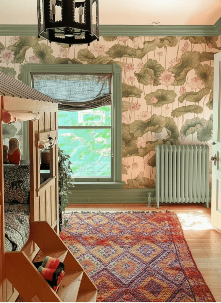 Papier peint Empire, chambre verte avec motif botanique, style vintage.