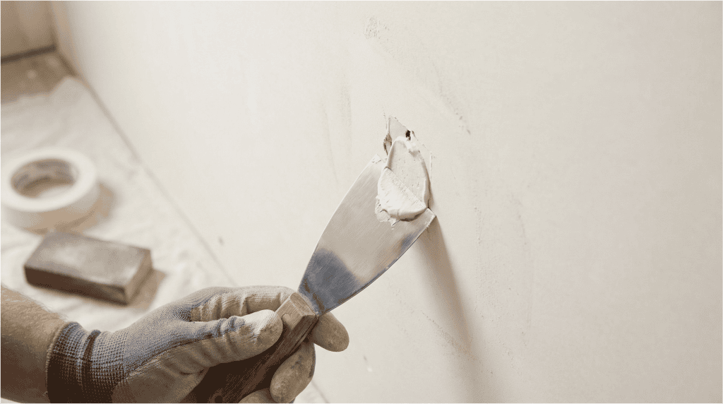 Mur blanc avec pose de papier peint Empire, style moderne et épuré.