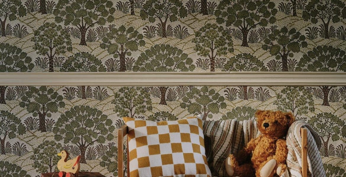 Tapisserie verte avec motifs d'arbres, ambiance chaleureuse et nostalgique.