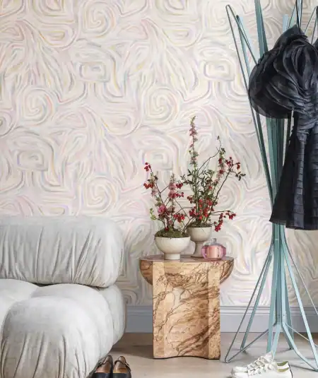 Instalation de Papier peint Cole & Son Kawakubo Ochre & Stone dans un chambre a couchee revele des tons ocre et gris pierre.