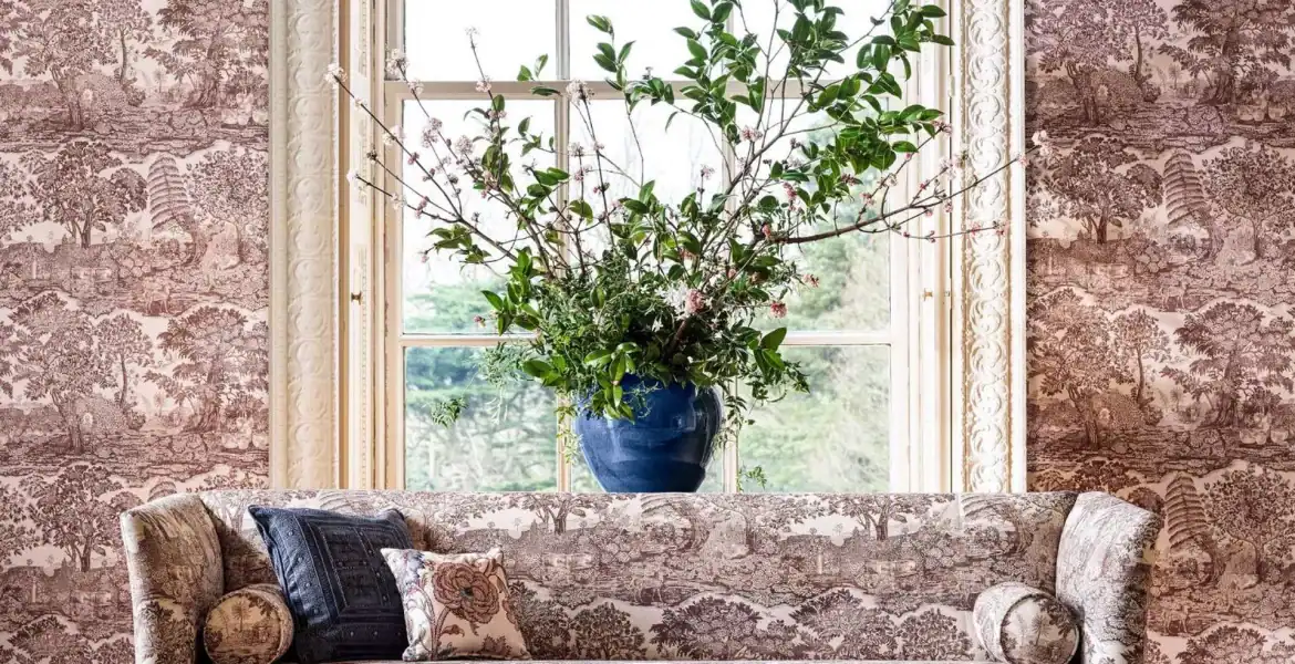 Papier peint Highgrove Toile Rose Sanderson, as a fabric and wallpaper with tons rose poudré et crème, installer dans un maison de westmount