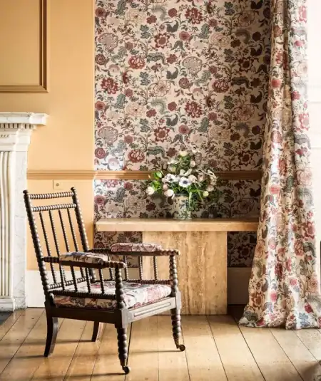 Papier peint floral bleu Salisbury Sanderson Highgrove" ou "Décoration murale motif indienne traditionnelle Salisbury Tetbury Blue - pour salon