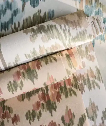 Papier peint floral bleu Apothecary Rose Sanderson décoration salon" ou "Détail motif ikat rose Highgrove Sanderson