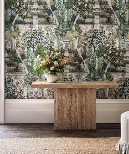 Papier peint panoramique Carpet Garden Paradise de Sanderson motif jardin oriental fleurs et feuillage vert et rose.