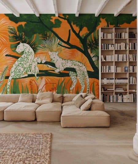 Papier peint mural Janeiro Rosa de Tres Tintas Bossa Nova, paysage tropical stylisé en rose/lilas inspiré de la skyline de Rio de Janeiro pour décoration intérieure, dans un salon