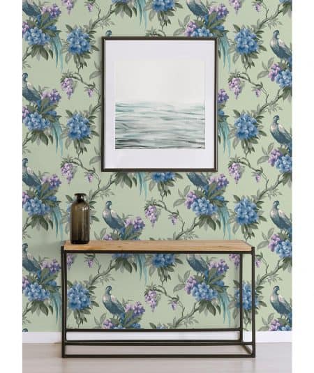 démonstration du Papier peint Golden Pheasant Brewster M1660 Sage avec faisan et fleurs rose et bleues, disponible chez Empire Wallpaper Montréal. Installé dans un couloir.