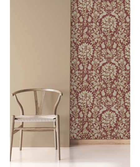 papier-peint-floral-richmond-maroon-or-brewster-m1685-installation dans une piece