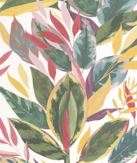 Papier peint Ficus Casadeco, style naturel, dans un salon moderne avec des tons verts et roses.