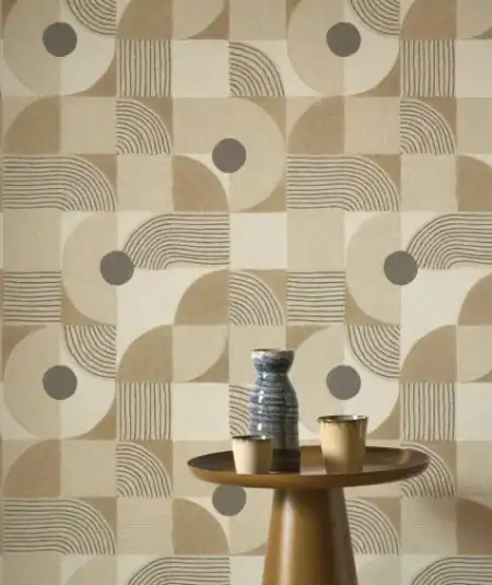 Balcon avec papier peint Casadeco Rituel beige, style contemporain et motifs géométriques.