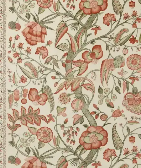 Balcon ou salon avec papier peint floral Zoffany, style artisan, tons roses et verts.