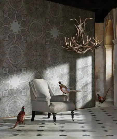 Mur avec papier peint Elswick Paisley bleu umber dans un salon élégant et sophistiqué.