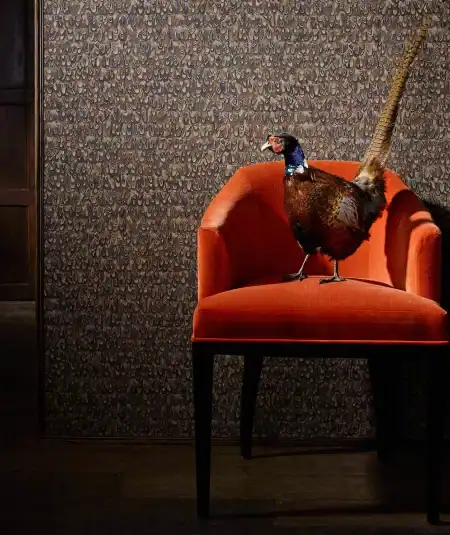 Papier peint style cuivre et pheasant pour salon élégant.