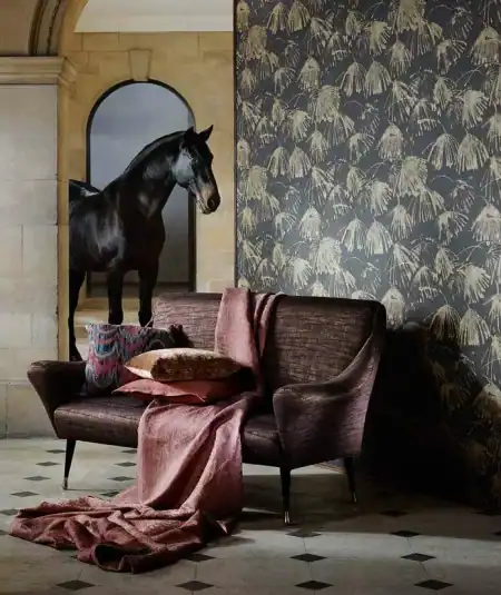 Balcon avec mur en papier peint Iliad Blue Stone, style élégant et sophistiqué.