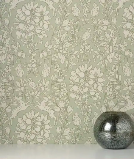 Papier peint en ``Room shot forêt Crown Woodland coloris Sage M1688 avec cerfs, oiseaux et fleurs, disponible chez Empire Wallpaper Montréal.