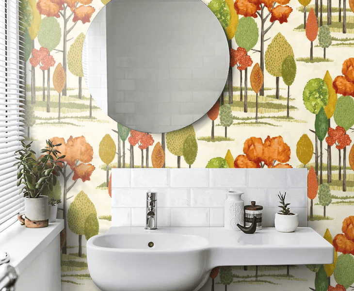 Papier peint dans salle de bains, forêt Ohpopsi Tall Trees coloris Autumn CEP50138W avec arbres stylisés en tons d'automne, disponible chez Empire Wallpaper Montréal