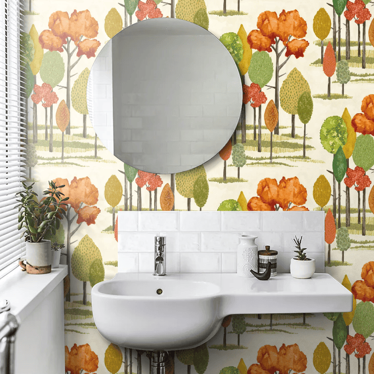Papier peint dans salle de bains, forêt Ohpopsi Tall Trees coloris Autumn CEP50138W avec arbres stylisés en tons d'automne, disponible chez Empire Wallpaper Montréal