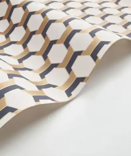 Balcon avec papier peint Hamilton Casadeco aux motifs géométriques en beige, noir et blanc, style co.