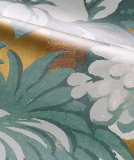 Papier peint Casamance Broceliande avec motif floral vert et blanc, parfait pour une décoration élég.