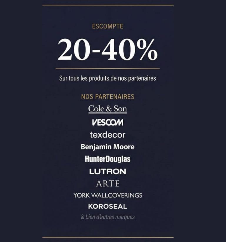 Papier peint bleu marine moderne de Empire Wallpaper dans un salon élégant.