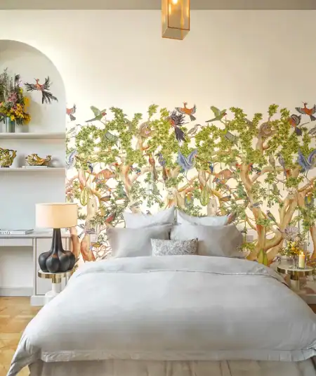 Murale de papier peint panoramique Tree of Life en couleur Platinum par Cole & Son et Ardmore, illustrant un majestueux baobab entouré d'une faune et d'une flore sud-africaines vibrantes.