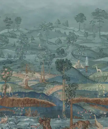 TEAL Détail du motif de tapisserie du papier peint Royal Park Panel Royal Green, montrant les illustrations minutieuses de la faune et de la flore royales.