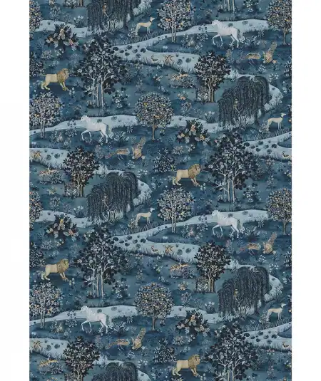 murale papier peint Owl & Willow Détail du motif Arts & Crafts du papier peint Owl & Willow Indigo, montrant un hibou perché dans un arbre stylis