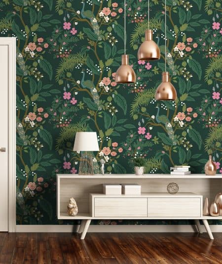 Balcon moderne avec papier peint Empire, motif jungle rose foncé, ambiance élégante et sophistiquée.