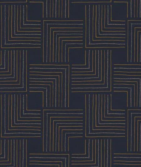 Papier peint Tingari de Empire Wallpaper avec motif géométrique en bleu nuit et doré, parfait pour u.