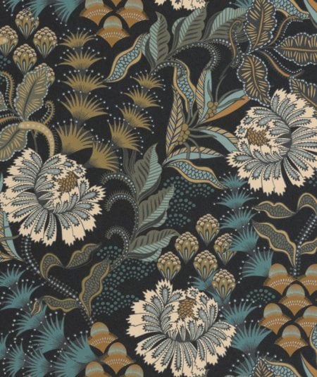 Papier peint Bloomsbury, style Art Déco, dans un salon élégant avec motifs floraux dorés et bleus.