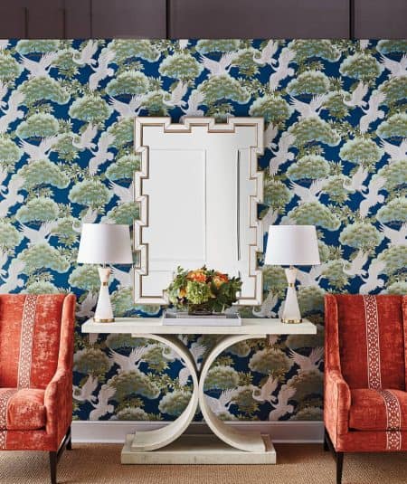 Papier peint floral bleu pour salon, style Empire, dans une ambiance sophistiquée.
