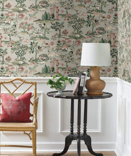 Papier peint Kingswood de Empire dans un salon avec murs verts pastel et décoration élégante.