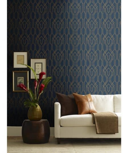 Papier peint bleu foncé avec motif géométrique oriental, parfait pour un salon élégant.