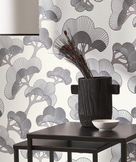 Papier peint Goyo Matsu de Empire Papier Peint dans une pièce élégante avec motif de feuilles monoch.