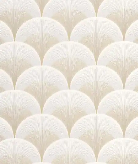 Papier peint Broadway de style Art Déco en crème, parfait pour un salon élégant et sophistiqué.