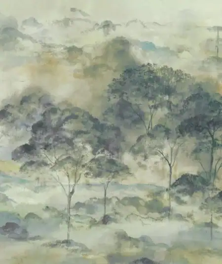 Papier peint panoramique Riverside 4 avec forêt douce et apaisante, parfait pour un salon ou une cha.