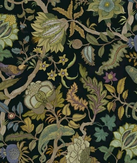 Papier peint Chameleon Trail de Empire Wallpaper, motif floral vert et beige pour salon ou chambre.