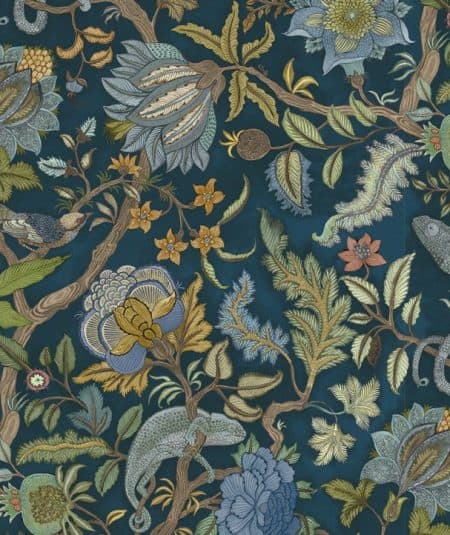 Papier peint Chameleon Trail de Empire Wallpaper, motif jungle avec caméléon, couleurs vertes et ble.