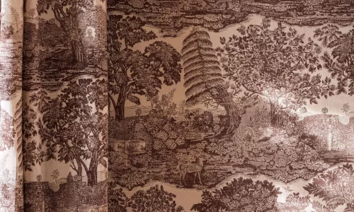 Papier peint Highgrove Toile Rose Sanderson, tons rose poudré et crème, placed over curtains and wall